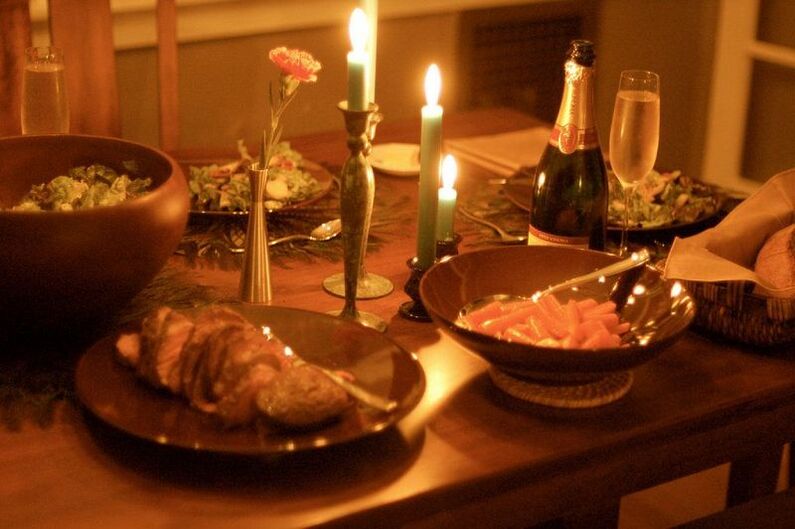 Un éclairage tamisé réduit l'appétit, cela vaut donc la peine de dîner aux chandelles